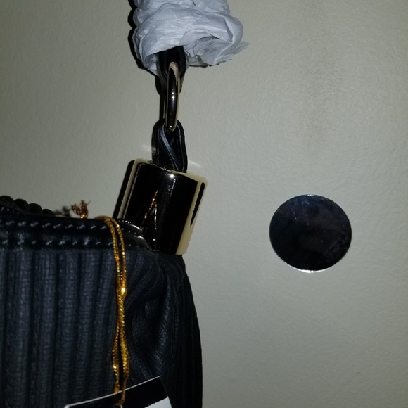 Handbags - Picture 4 of 8